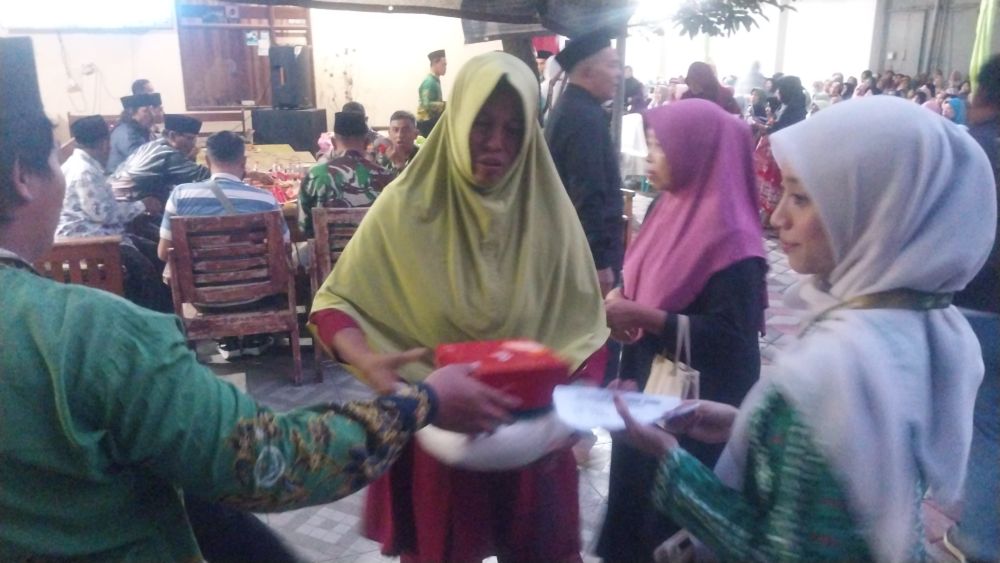  Salah seorang warga Desa Jabon saat menerima bantuan. (Ist).