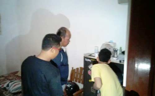 Warga kos-kosan saat disidak dalam kamarnya. Foto: rizal/BANGSAONLINE