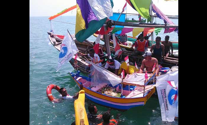 Nelayang saat melepas bekakak ke tengah laut. foto; SUWANDI/ BANGSAONLINE
