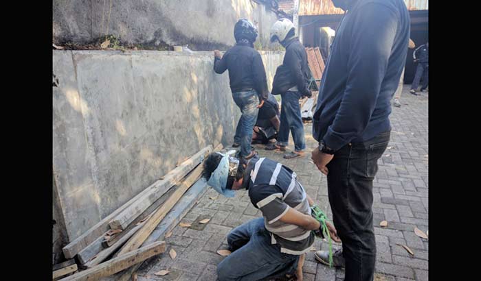 Anggota Tim Densus 88 Mabes Polri saat menangkap dua pasutri di rumah kontrakan lantaran simpan bom rakitan di Sidoarjo.
