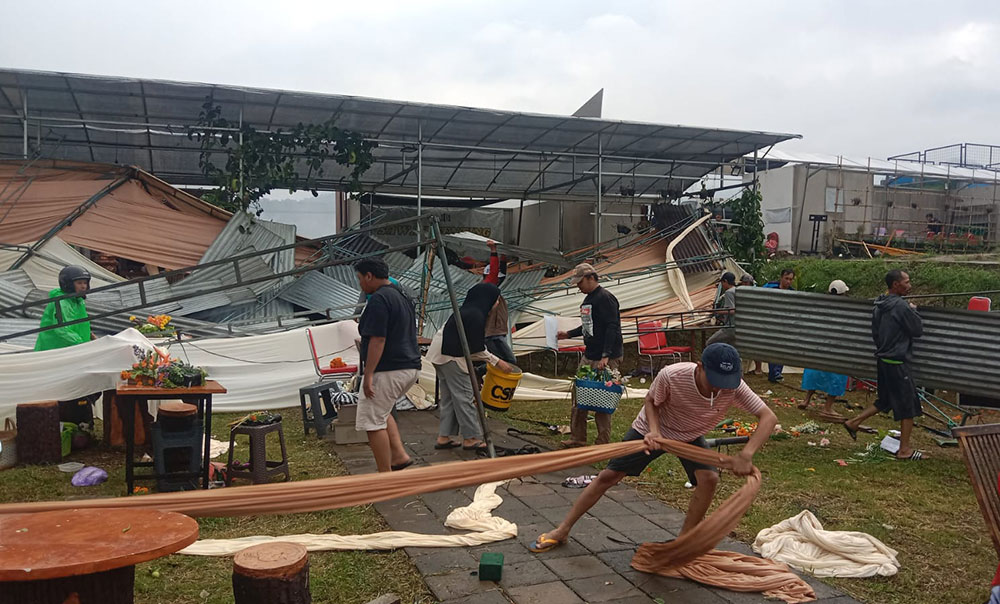 Kondisi lokasi unity culture festival di Desa Sumbergondo Kecamatan Bumiaji Kota Batu usai diterjang angin kencang.