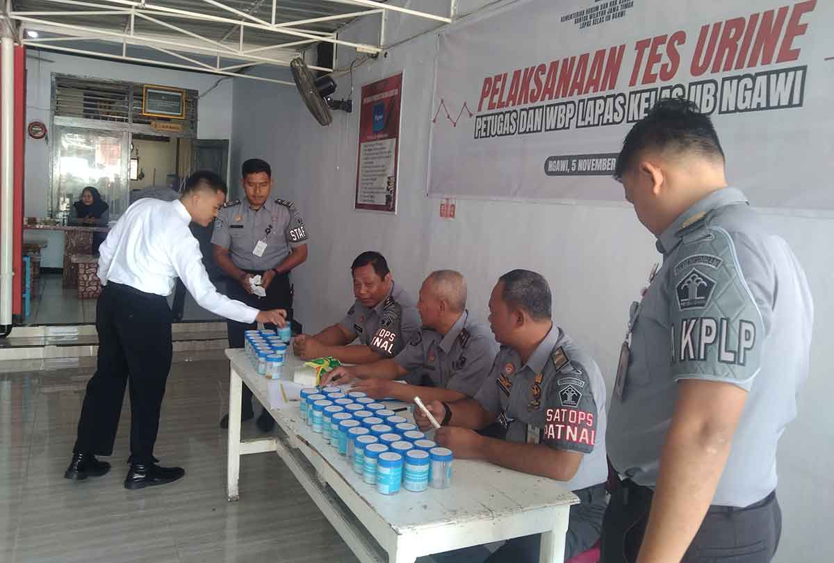Tes urine yang digelar Lapas Ngawi untuk petugas dan WBP.