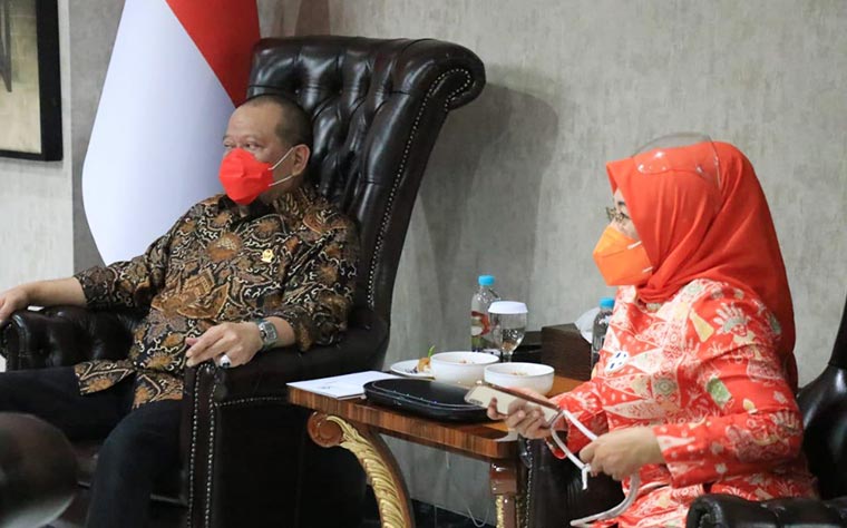 Ketua DPD RI AA LaNyalla Mahmud Mattalitti saat menerima kunjungan biro travel haji dan umroh yang tergabung dalam Forum Silaturahim Asosiasi Travel Haji dan Umroh (Forum Sathu).