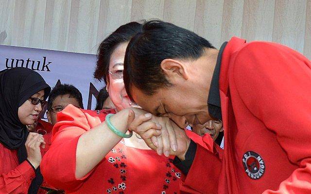 Presiden terpilih Jokowi cium tangan Mega dalam acara PDIP. Foto: antara