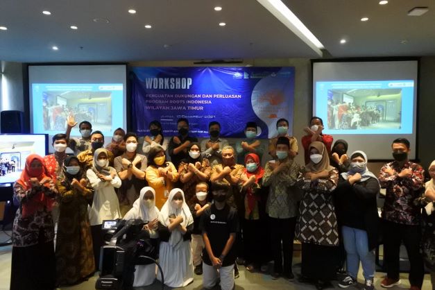 Foto bersama stakeholder, fasgu, fasnas, dan agen perubahan dalam acara penutupan roots. Foto: Ist.