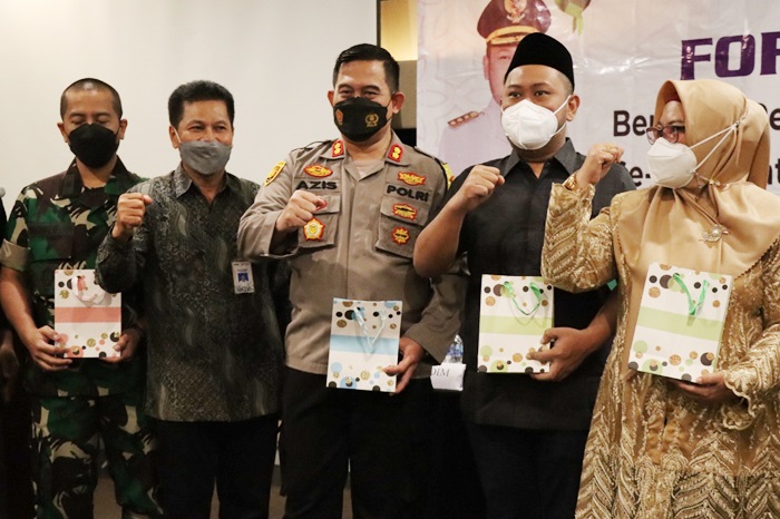 Bupati Gresik Fandi Akhmad Yani, Wabup Aminatun Habibah, bersama pejabat Forkopimda saat pertemuan membahas pelebaran Jalan Raya Manyar. foto: SYUHUD/BANGSAONLINE