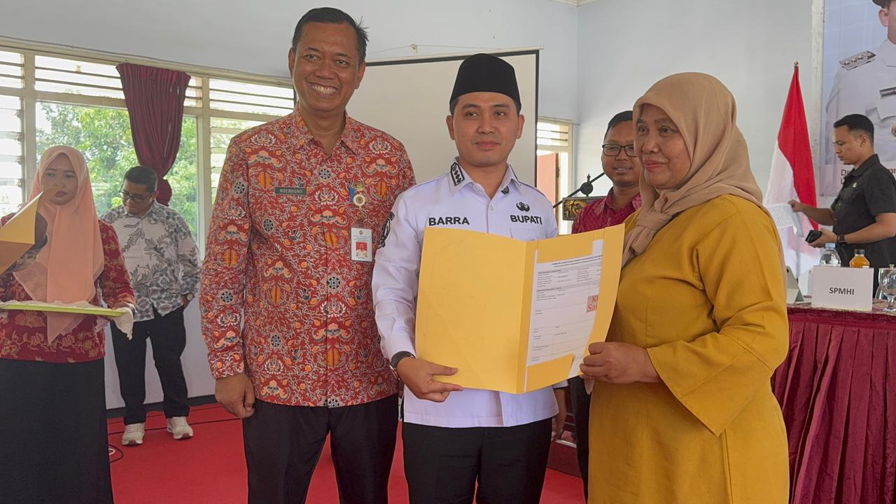 Bupati Barra didampingi Noerhono, Kadis Disperindag saat menyerahkan sertifikat halal ke salah satu pelaku IKM
