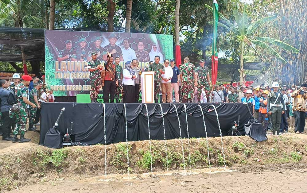 Launching program pipanisasi TNI AD Manunggal Air oleh Kasad Jenderal TNI Maruli Simanjuntak di Desa Klumpanggubuk, Kecamatan Tambak, Pulau Bawean. Foto: Ist.