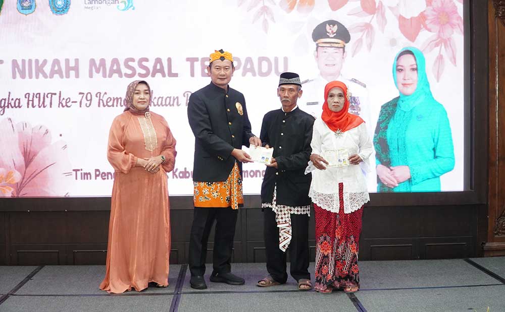 Bupati Lamongan Yuhronur Efendi saat menyerahkan dokumen pernikahan kepada mempelai tertua pada itsbat nikah terpadu di Pendopo Lokatantra, Kamis (22/8/2024).