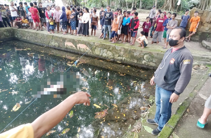 Jenazah korban saat akan dievakuasi petugas.