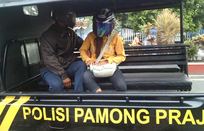 Razia yang dilakukan Satpol PP Kota Blitar berhasil mengamankan beberapa pasangan yang diduga melakukan perbuatan mesum. foto: TRI SUSANTO/ BANGSAONLINE