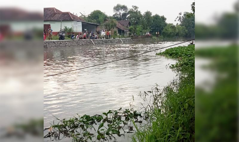 Sungai Pucang Jenggolo yang volume airnya sedang tinggi.