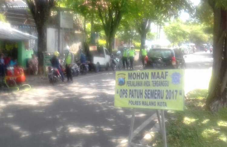 Petugas saat melakukan Operasi Patuh Semeru 2017 di Jl. Raya Langsep di Masjid Al Ikhlas Malang.