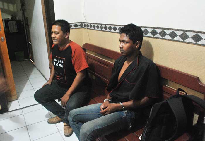 Pelaku (kanan) saat diamankan di Mapolsek Kendal. foto: ZAINAL/ BANGSAONLINE