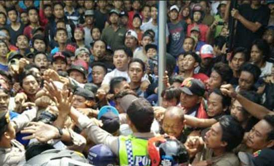 Ricuh saat evakuasi terduga preman suruhan pabrik PT BNM dari kantor Balai Desa Medali, Puri, untuk diproses di Polres Kabupaten Mojokerto. foto: surya