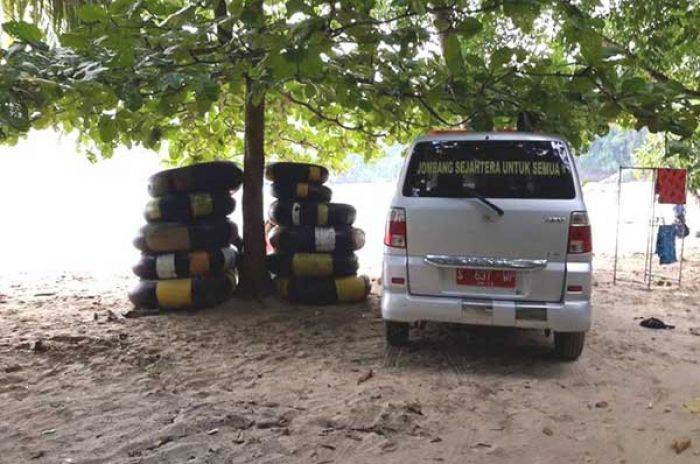 TERTANGKAP BASAH - MSD Desa Japanan tertangkap basah sedang berada di Pantai Karanggongso Trenggalek. (foto: facebook)