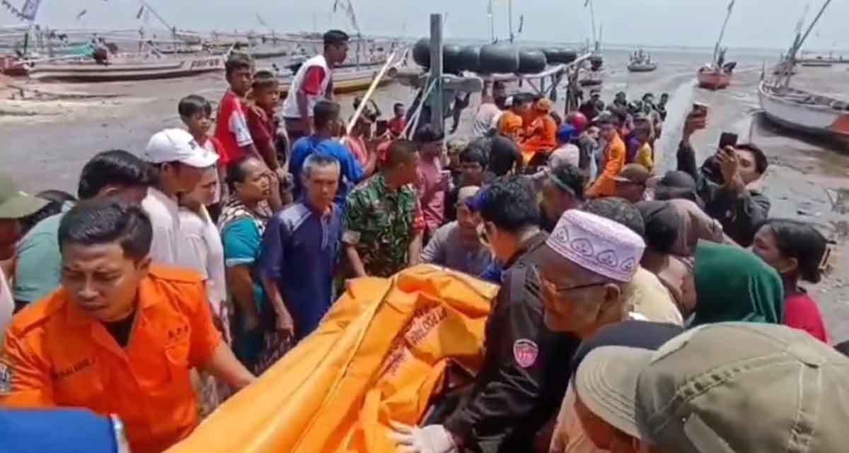 Evakuasi korban meninggal dunia dalam peristiwa perahu terhantam ombak di Pasuruan.