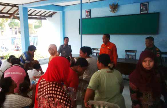 Warga Desa Sidopekso saat meluruk Balai Desa menuntuk Marsuki keluar desa. foto: andi/BANGSAONLINE