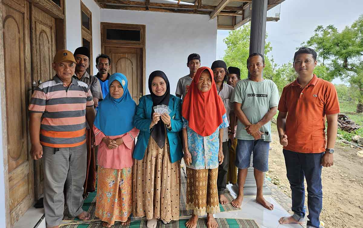 Mahasiswa Magister Peternakan Universitas Islam Malang ketika melaksanakan KMM di Kelurahan Bugih, Pamekasan.