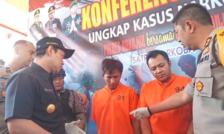 Bupati Nganjuk dan Kapolres saat bertanya pada kedua pengedar sabu. foto: BAMBANG/ BANGSAONLINE