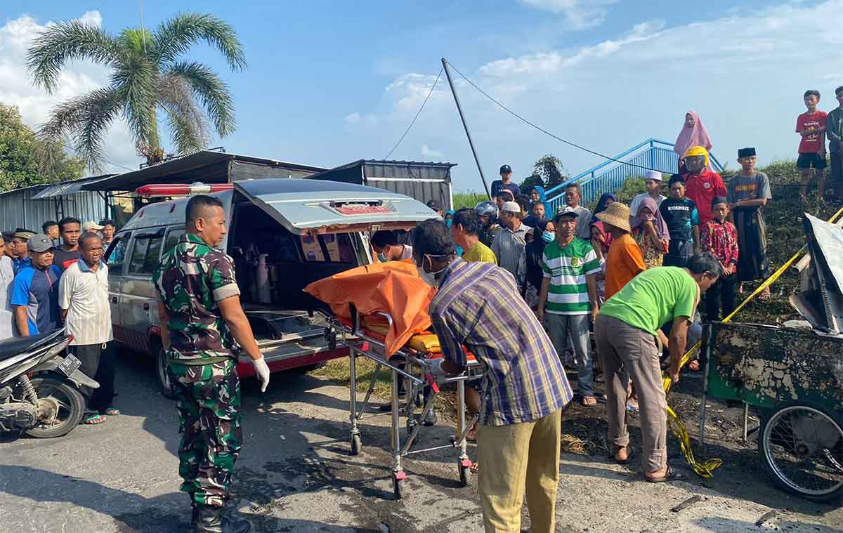 Korban kebakaran di Gresik saat dievakuasi ke ambulans. Foto: Ist