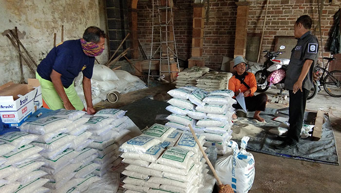 Tumpukan beras kemasan 3 kg yang siap untuk didistribusikan. Foto: BAMBANG DWI JULIANTO/BANGSAONLINE