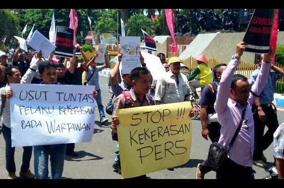 Puluhan wartawan Bondowoso saat menggelar aksi damai ke kantor Kodim 0822 Bnsdowoso.