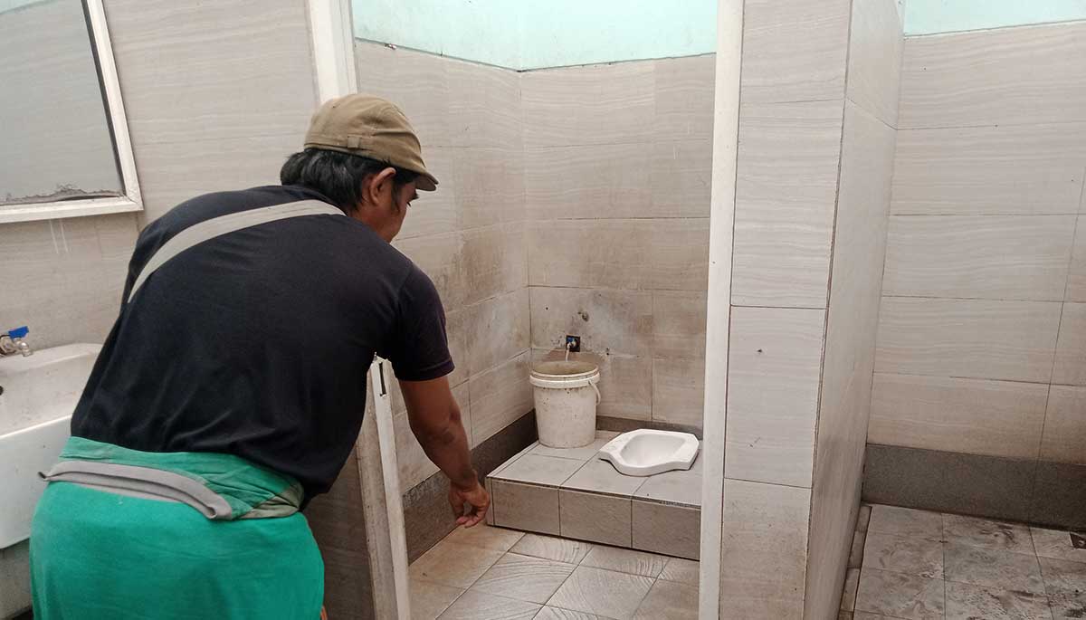 Lokasi penemuan mayat dalam toilet di Taman Bungkul, Surabaya.