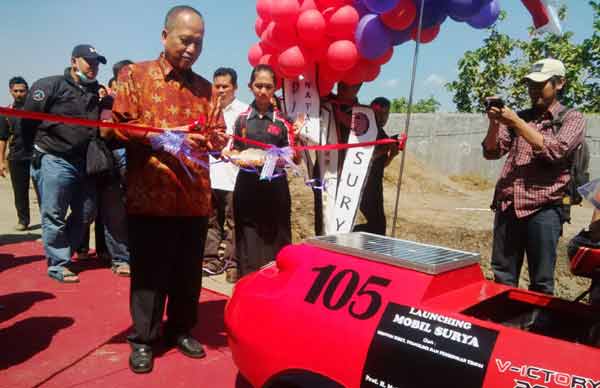 Menristek RI Muhamad Nasir Saat Meresmikan Mobil Ramah Lingkungan di Poltek Kediri, Minggu (14/6). (foto: arif kurniawan/BANGSAONLINE)