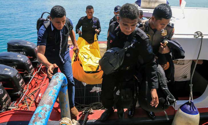 Polisi mengevakuasi potongan tubuh korban pesawat Polri yang jatuh.