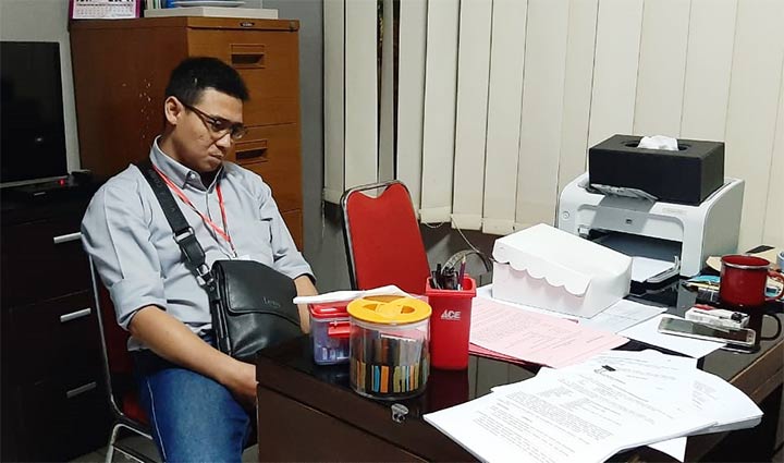 Tersangka kasus kredit fiktif BRI ?Yano Octavianus Albert Manopo saat diperiksa.