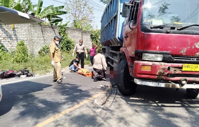 Jenazah korban saat dilakukan evakuasi dari dalam kolong truk. foto: ist.