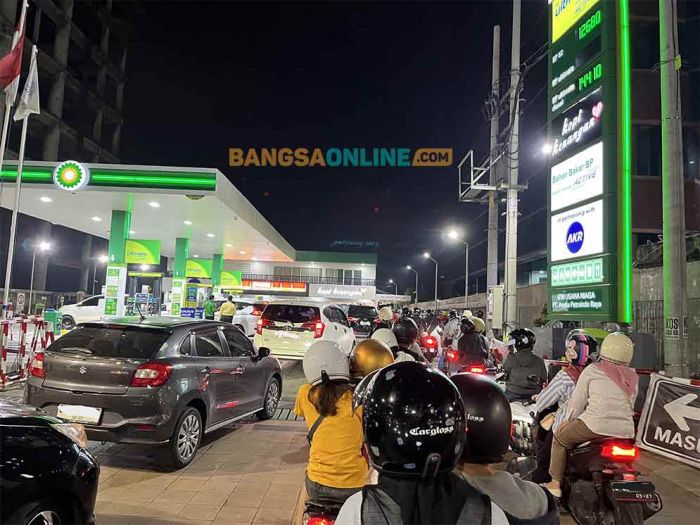 Antrean pengendara di SPBU BP di Jalan Embong Malang Surabaya mengular hingga ke jalan raya. Foto: Sulthon/BANGSAONLINE.
