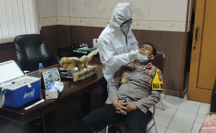 Ratusan personel Polres Probolinggo Kota mengikuti swab test Covid-19, Selasa (18/5/2021). (foto: ist)