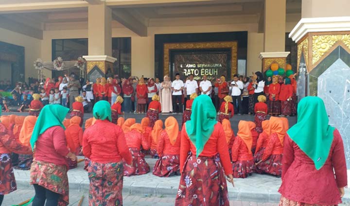 Bupati Bangkalan didampingi Istri Zainab Zuraibah serta Sekda dan Kepala Dinas Pendidikan menyaksikan penampilan Tari Ronjagangan oleh 509 guru PAUD dan TK di Halaman Gedung Rato Ebu, Bangkalan, Rabu (31/07/2019).