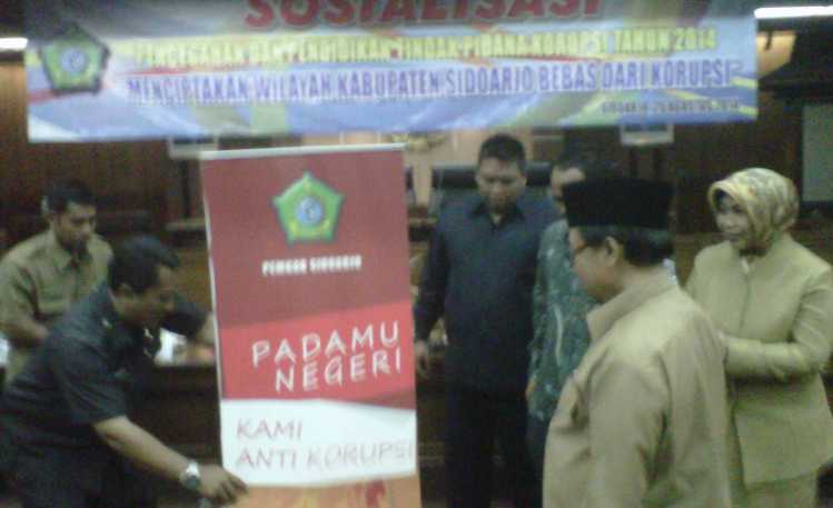 SIMBOLIS - Wabup Sidoarjo MG Hadi Sutjipto didampingi Pimpinan Sementara DPRD Sidoarjo H Sulamul Hadi Nurmawan dan Imam Supi