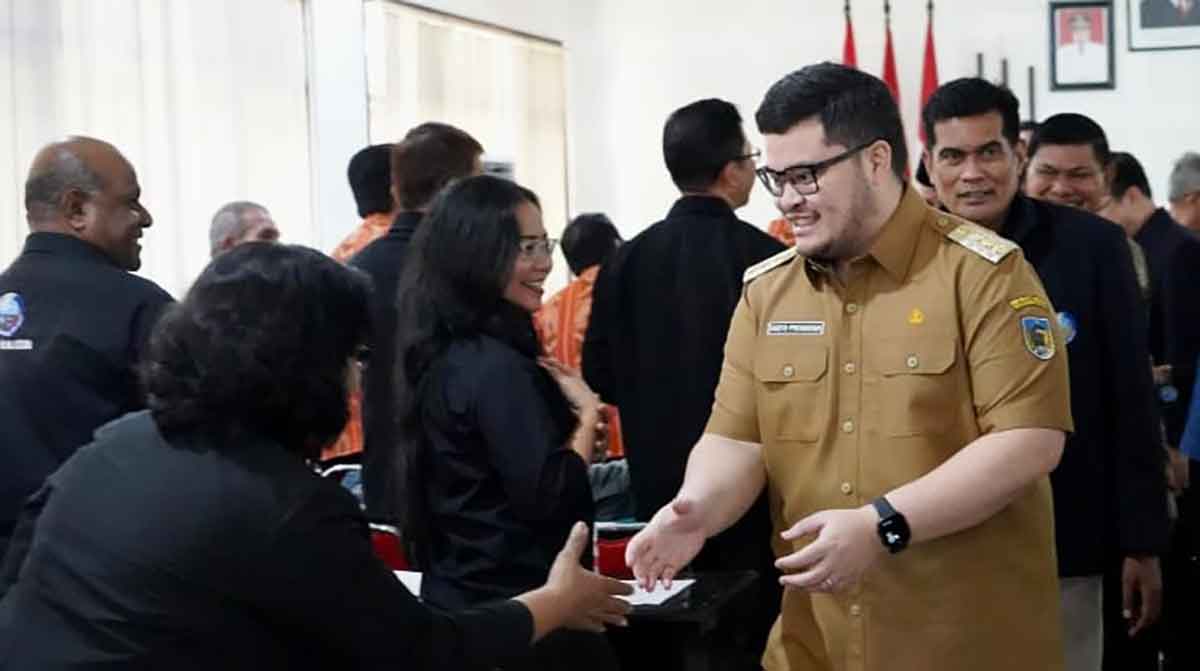 Bupati Kediri, Hanindhito Himawan Pramana, saat menyalami peserta Muskerwil Bamag. Foto: Ist