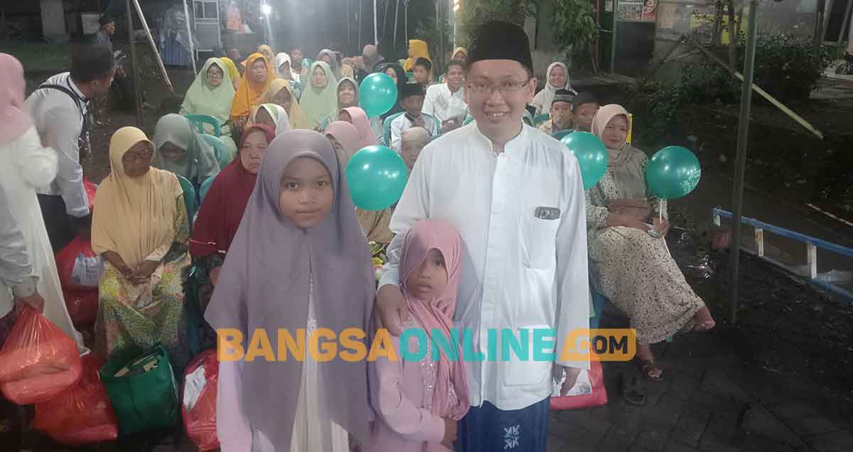 Ketua Umum Laskar Kamil, Rendy Prasetyo Herlambang atau yang akrab disapa Mas Rendy, saat memberi santunan kepada anak yatim dalam peringatan Hari Santri 2025 di Kabupaten Pasuruan. Foto: AHMAD FUAD/BANGSAONLINE