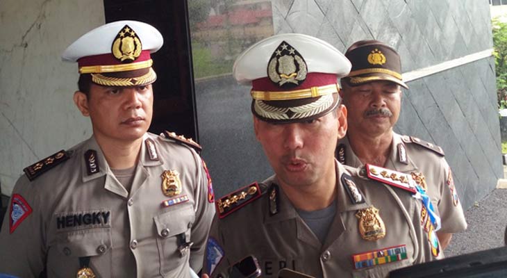 Dirlantas Polda Jatim Kombes Pol Heri Wahono (tengah).