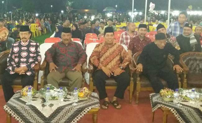 Danramil 0803/01 Taman saat menghadiri pagelaran Wayang Kulit. foto: ist