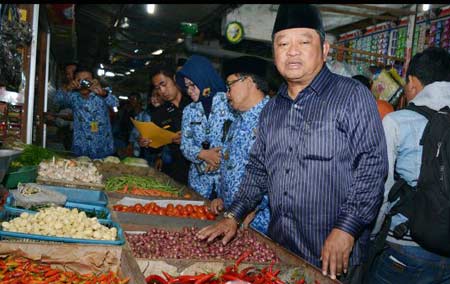 Bupati Saiful Ilah dalam sidak ke Pasar Larangan, Rabu (17/6). (foto : nanang ichwan/BANGSAONLINE)