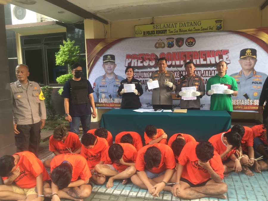 Kelompok curanmor yang berhasil dibekuk Polsek Rungkut saat dihadirkan di konferensi pers. Foto: Rusmiyanto/BANGSAONLINE