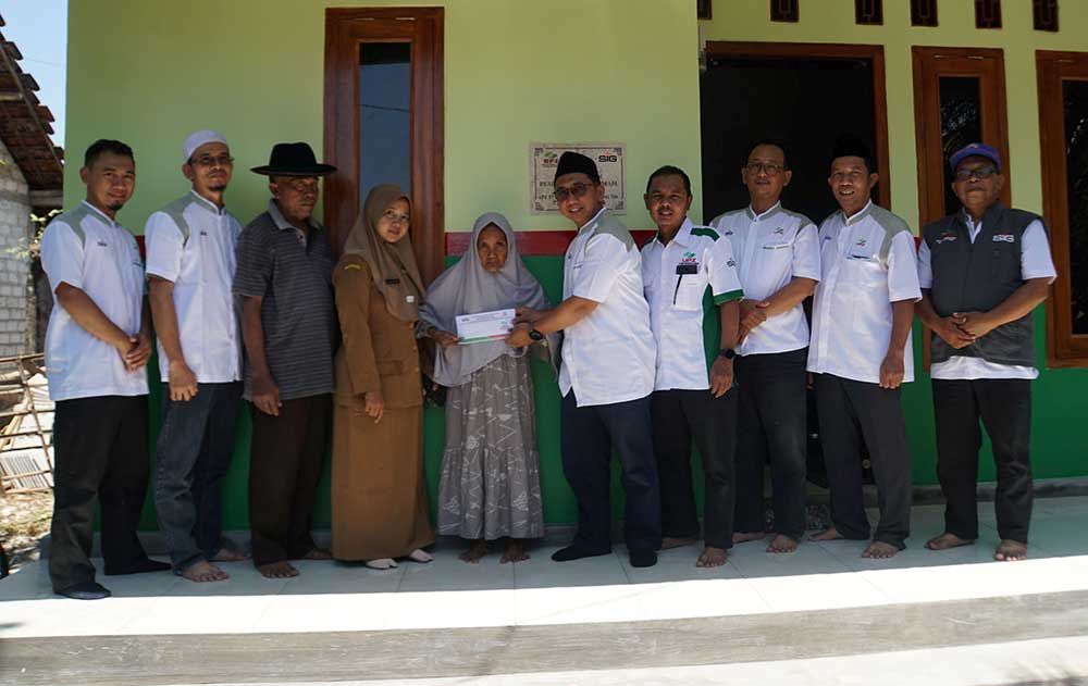 Penyerahan renovasi rumah layak huni kepada warga kurang mampu dari UPZ PT SIG Pabrik Tuban.