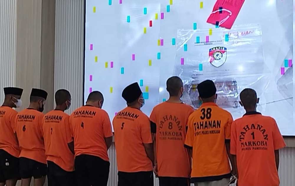 Delapan tersangka petasan maut di Pamekasan saat diekspos di hadapan awak media.