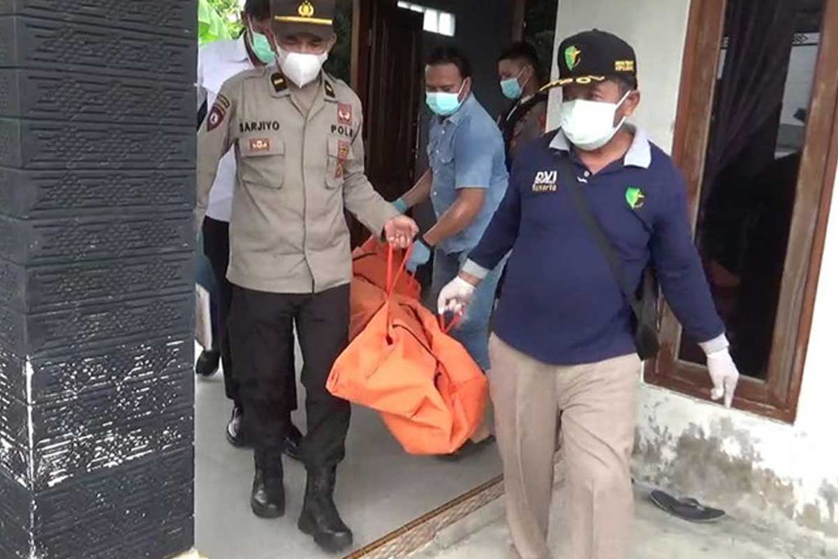 Tim Polsek Geger dan Inafis Satreskrim Polres Madiun mengevakuasi jasad Widodo (38), seorang pegawai rumah sakit yang ditemukan tewas di rumah kontrakannya di Desa Kertosari, Kecamatan Geger, Kabupaten Madiun, Jawa Timur, Senin (25/3/2024). Foto: Kompas.com