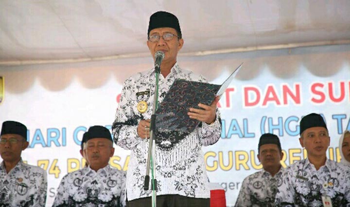 Bupati Tuban Fathul Huda saat menyampaikan sambutan di Apel Hari Guru Nasional (HGN) Tahun 2019 dan HUT ke-74 Persatuan Guru Republik Indonesia (PGRI) di Alun-alun Tuban, Selasa (17/12).