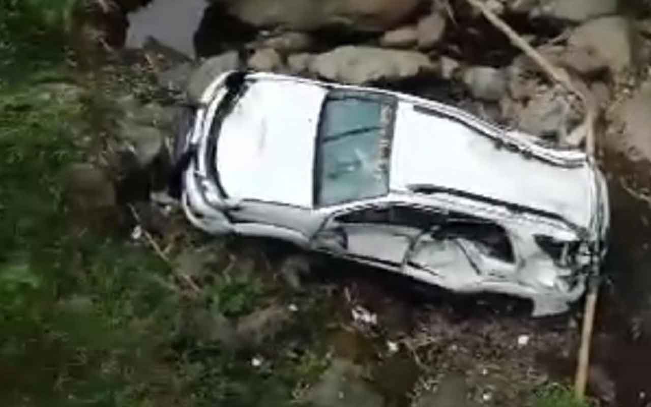 Fortuner terjun di jurang lereng Bromo hingga ringsek.