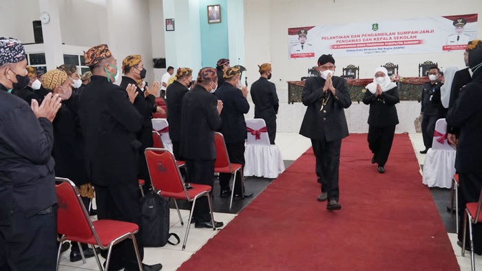 Bupati Sumenep Achmad Fauzi saat melantik kepala sekolah dan pengawas sekolah di lingkungan Pemkab Sumenep di Gedung Korpri, Rabu (23/3/2022).