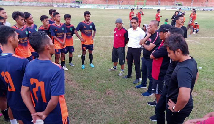 Suryono Pane (berkepala plontos) Manajer Tim Persekabpas saat memberikan arahan kepada para pemain Persekabpas usai menggelar latihan di Stadion R. Soedarsono Pogar Bangil, Ahad (28/7/2019).