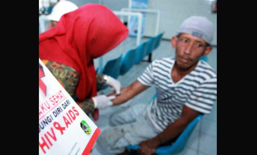 Salah satu peserta tes HIV/AIDS sedang diperiksa tim medis.